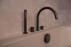 Waterevolution Flow 4-otvorový batériový kohútik pre montáž na okraj vane, čierny T138PR