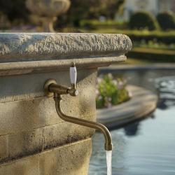 PB klasický nástenný fontánový kohútik s bielou pákou na studenú vodu a dlhým výtokom bronz 1208853602