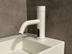 Waterevolution Flow elektronická umývadlová batéria s infračerveným senzorom na 230 voltov, matná biela, T110EEBR