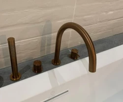 Waterevolution Flow 4-otvorová vaňová batéria na montáž na okraj vane, kompletne PVD kartáčovaná meď T138CPE