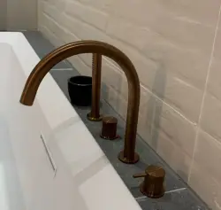 Waterevolution Flow 4-otvorová vaňová batéria na montáž na okraj vane, kompletne PVD kartáčovaná meď T138CPE