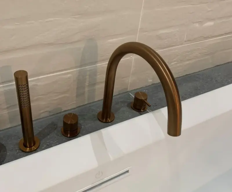 Waterevolution Flow 4-otvorová vaňová batéria na montáž na okraj vane, kompletne PVD kartáčovaná meď T138CPE