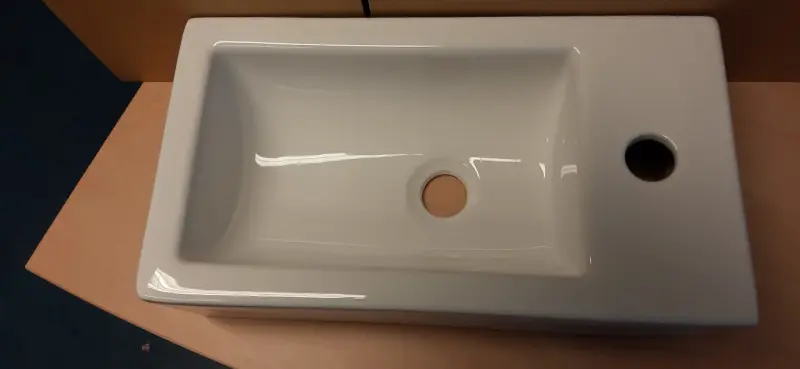 OUTLET Blusani Flow fontána, lesklá biela keramika, pravá, 45 x 26 x 13 cm