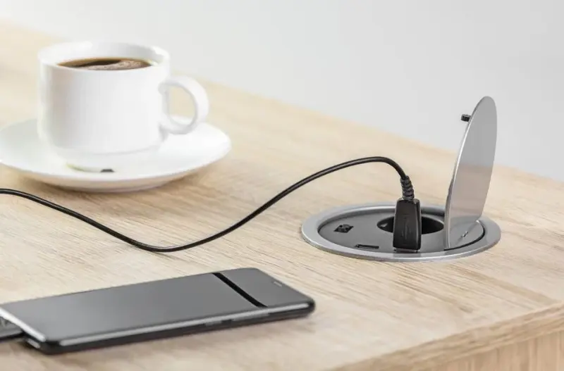 Indux Cover vstavaná zásuvka so strieborným kuchynským krytom v pracovnej doske s uzemnením a 2 USB portami 1208957397