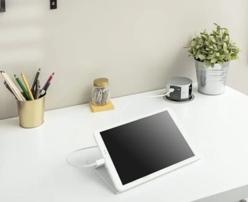 Indux Push vysúvací kuchynský zásuvkový panel so strieborným okrajom s 3 zásuvkami a 2 x USB 1208957411