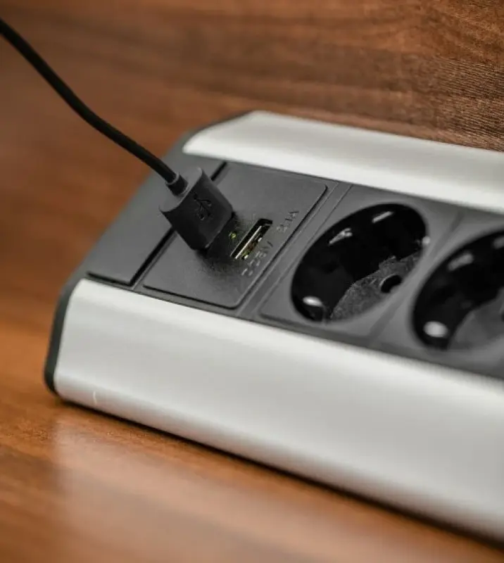 Indux Corner rohová kuchynská zásuvka s 3 uzemnenými zásuvkami a 2 USB nabíjačkami 1208957431