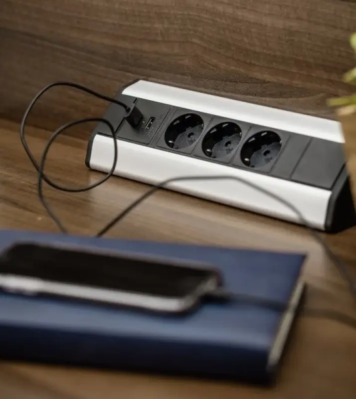 Indux Corner rohová kuchynská zásuvka s 3 uzemnenými zásuvkami a 2 USB nabíjačkami 1208957431