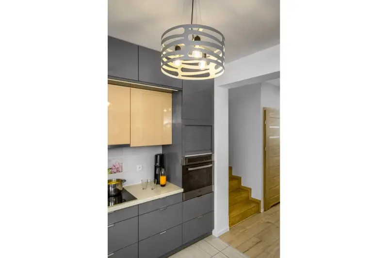 Decor Marisa sivá závesná lampa s kužeľovitými horizontálnymi medzerami, maximálne 3 svetelné zdroje, priemer 40 cm, 2607