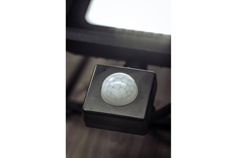 LED reflektor iNEXT s pohybovým senzorom 20 W 1600 lm, PF > 0,9, RA > 80, IP65, 120°, 6400 K, čierne telo 1208962859