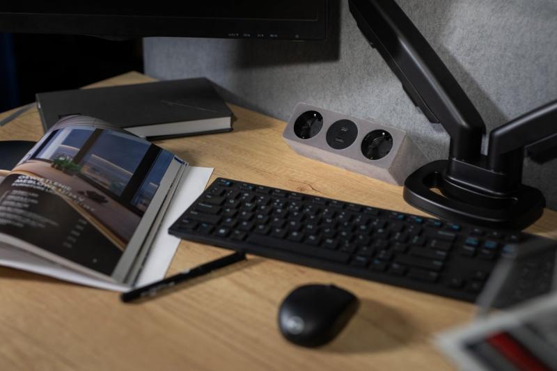Nábytková zásuvka SOFITO, 2xSHUKO, USB A+C, kábel 1,5 m, sivý flock