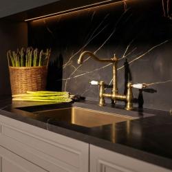 Aquanello Heritage Manor Klasická kuchynská batéria v retro štýle s mostíkom, bronzová s bielou rukoväťou BN-0010-HM