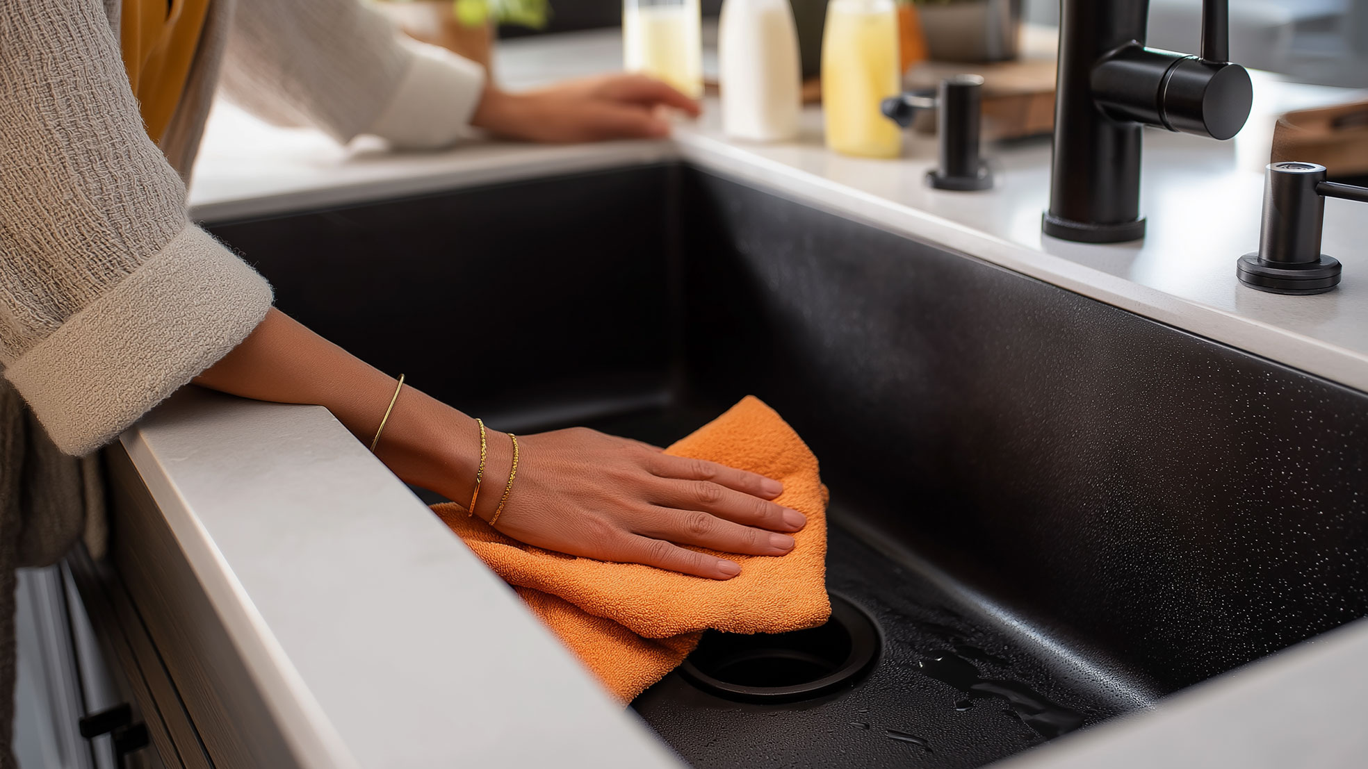39_en_media-1_how-to-clean-a-black-sink-02.jpg